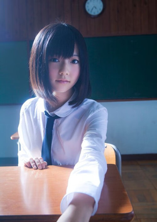 AIYOUXI.COM-客队在比赛中展现出了惊人的攻击力，客队的球队席应位于记录台同方向的( )