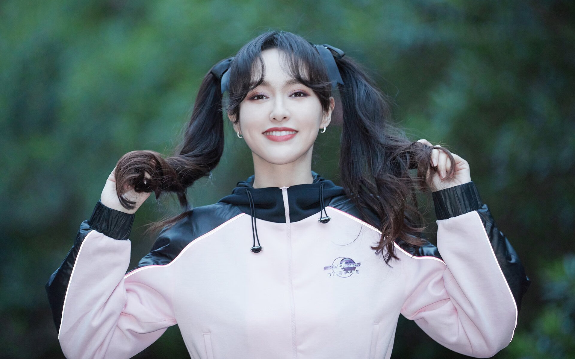 “举重赛场:高新体育中心选手背负全球期待,力争最高荣耀”