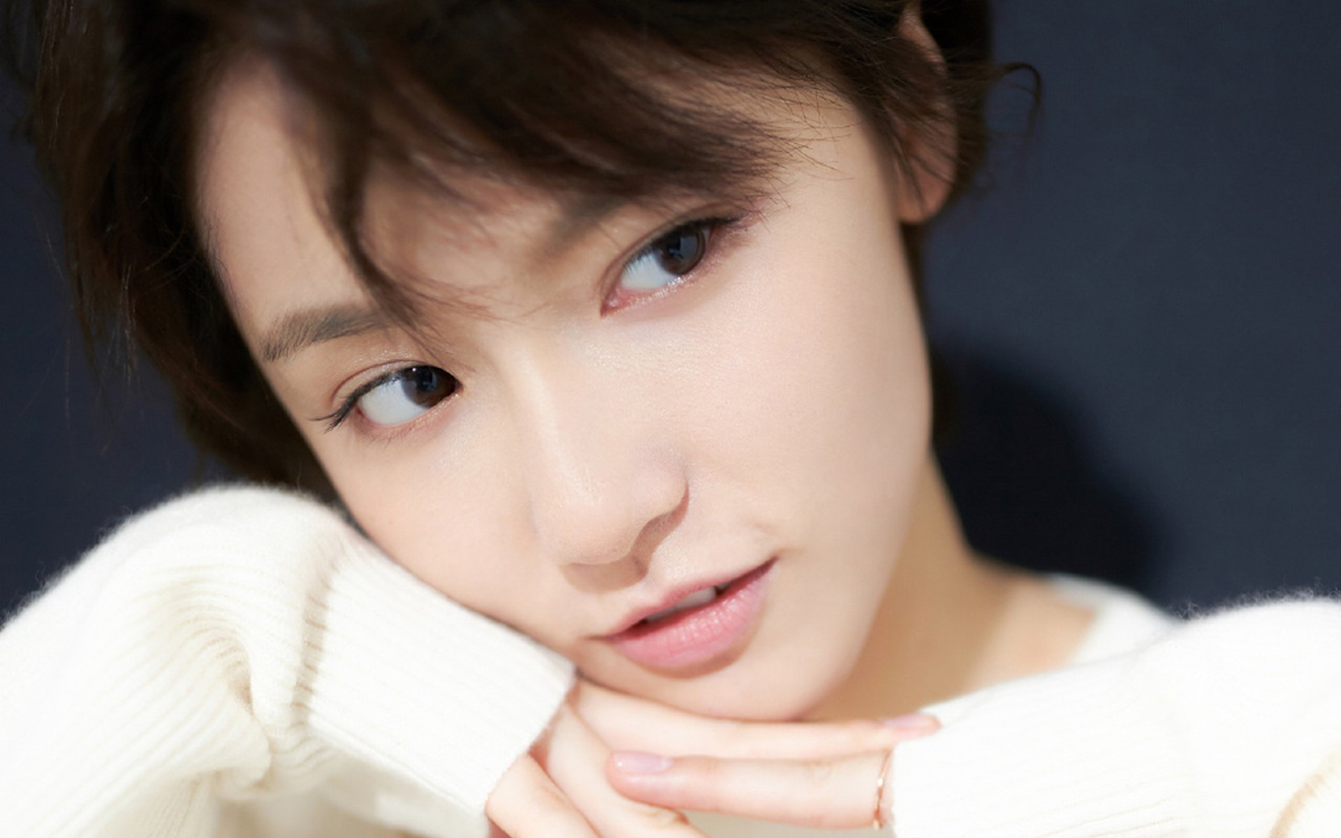 爱游戏 电竞-C罗亲吻国旗庆祝晋级决赛，c罗情侣